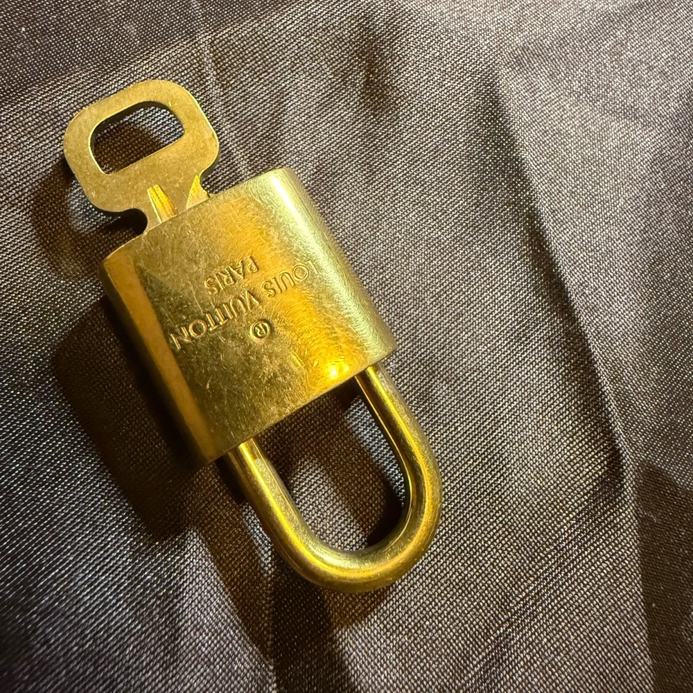LV Lock & Key 🔐 #446 - Picture 2 of 5